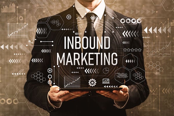 Inbound_marketing_hombre_de_negocios_sosteniendo_una_tableta