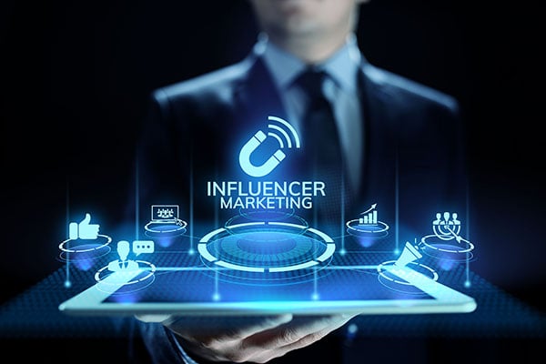 marketing-de-influencers-concepto-de-negocio-de-publicidad-en-redes-sociales-en-pantalla